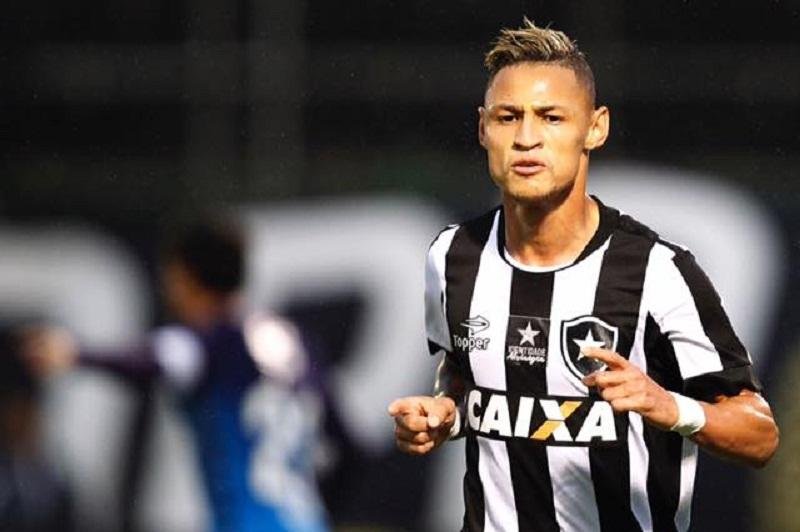 Botafogo vence Corinthians e mant&eacute;m vivo sonho de G4