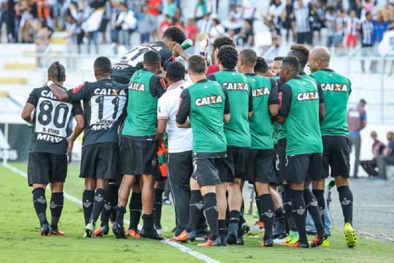 Atl&eacute;tico-MG bate a Ponte Preta e segue vivo na briga pelo t&iacute;tulo do Brasileir&atilde;o