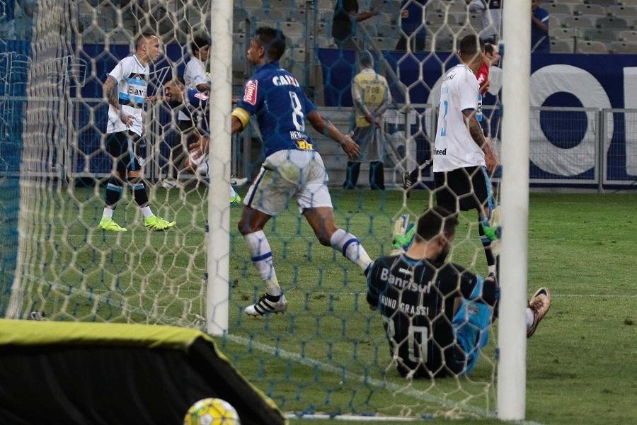 	Cruzeiro pressionou o Gr&ecirc;mio e marcou na metade do segundo tempo em um descuido defensivo