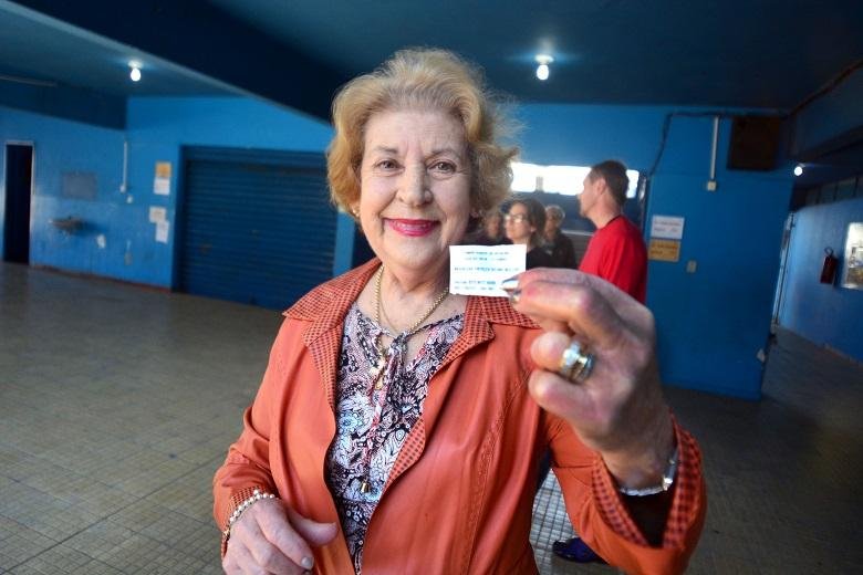 Aposentada de 75 anos vota no bairro Menino Deus, em Porto Alegre