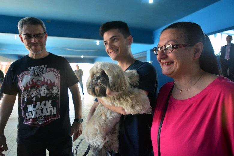 Cachorro acompanha fam&iacute;lia em local de vota&ccedil;&atilde;o em Porto Alegre