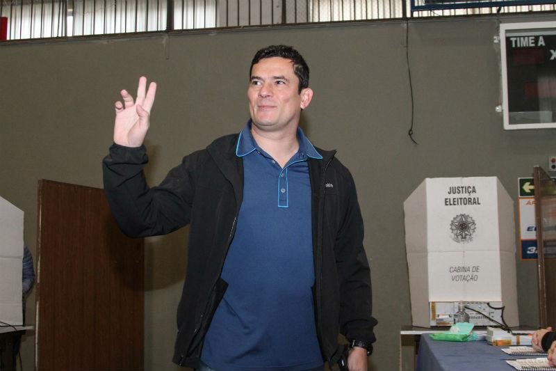 Moro vota em Curitiba e evita coment&aacute;rios &agrave; imprensa