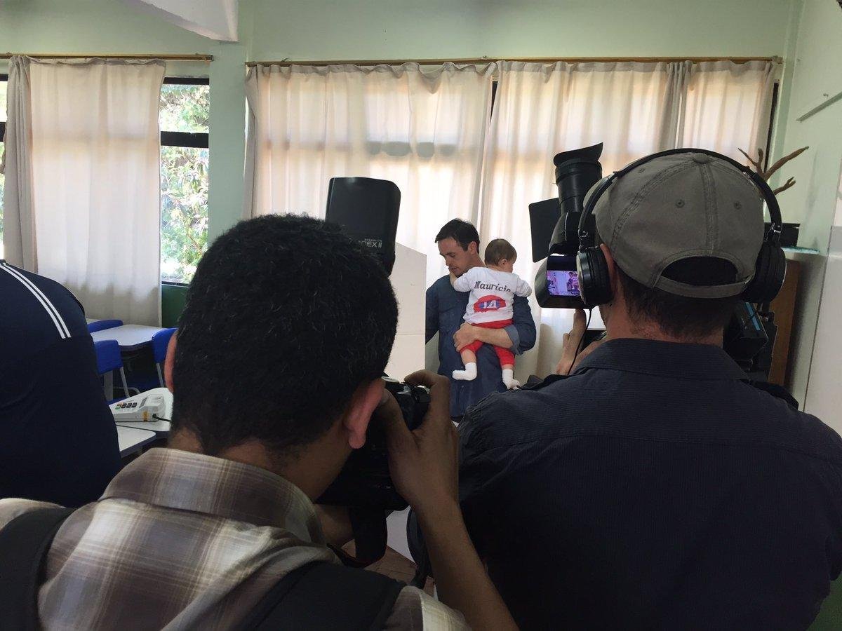 Candidatos a prefeito votam em Porto Alegre