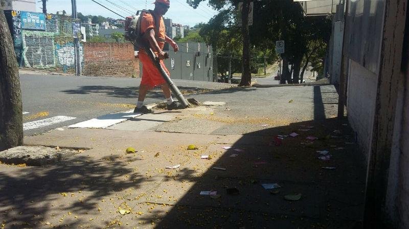 Panfletos eram entregues pelo casal em frente &agrave; escola