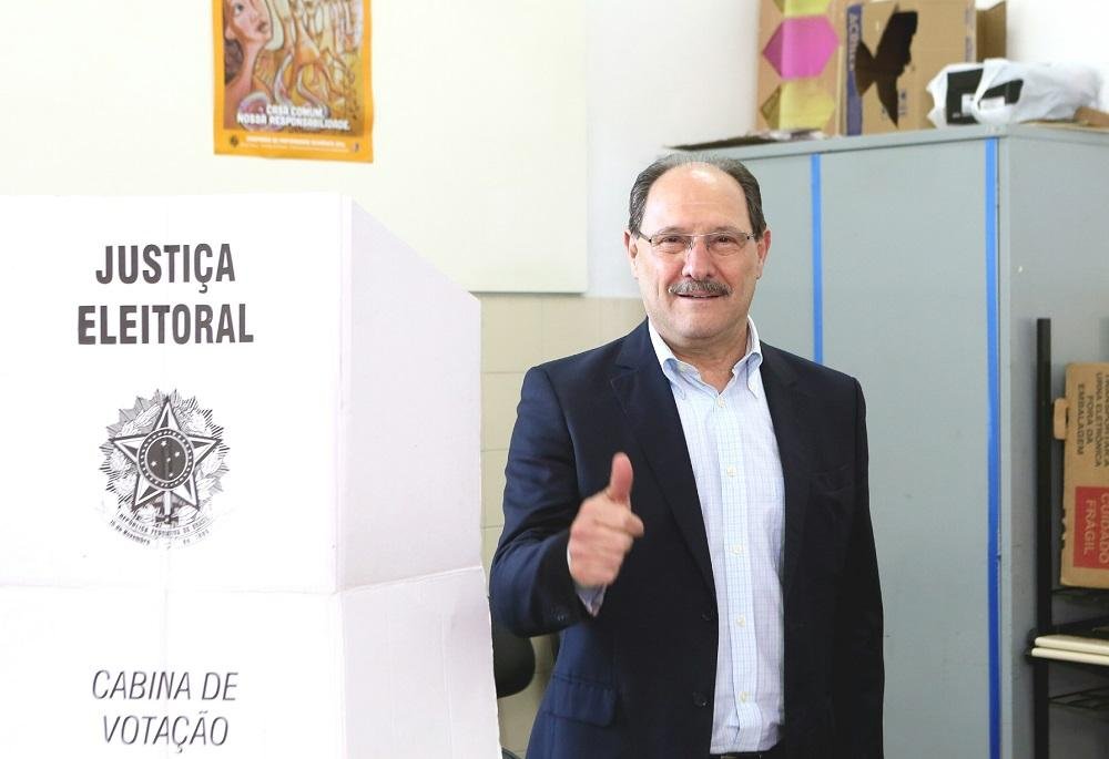 Governador Jos&eacute; Ivo Sartori votou na manh&atilde; deste domingo em Caxias do Sul