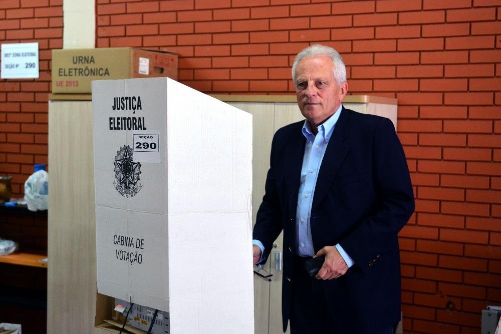 Vice-governador Cairoli vota em Porto Alegre