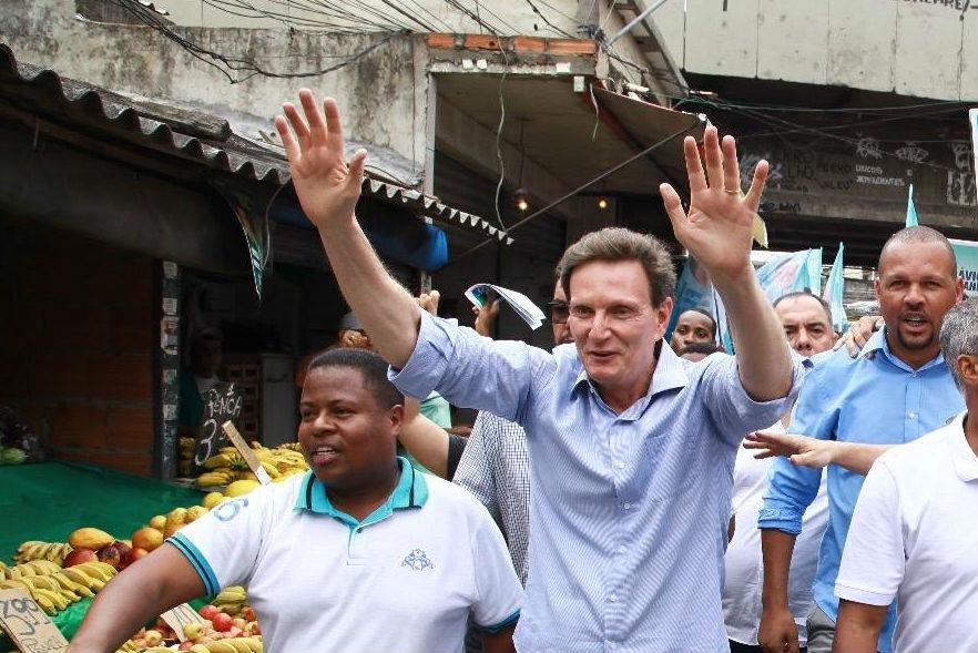 Senador Crivella venceu no primeiro turno, mas ter&aacute; nova disputa contra Freixo