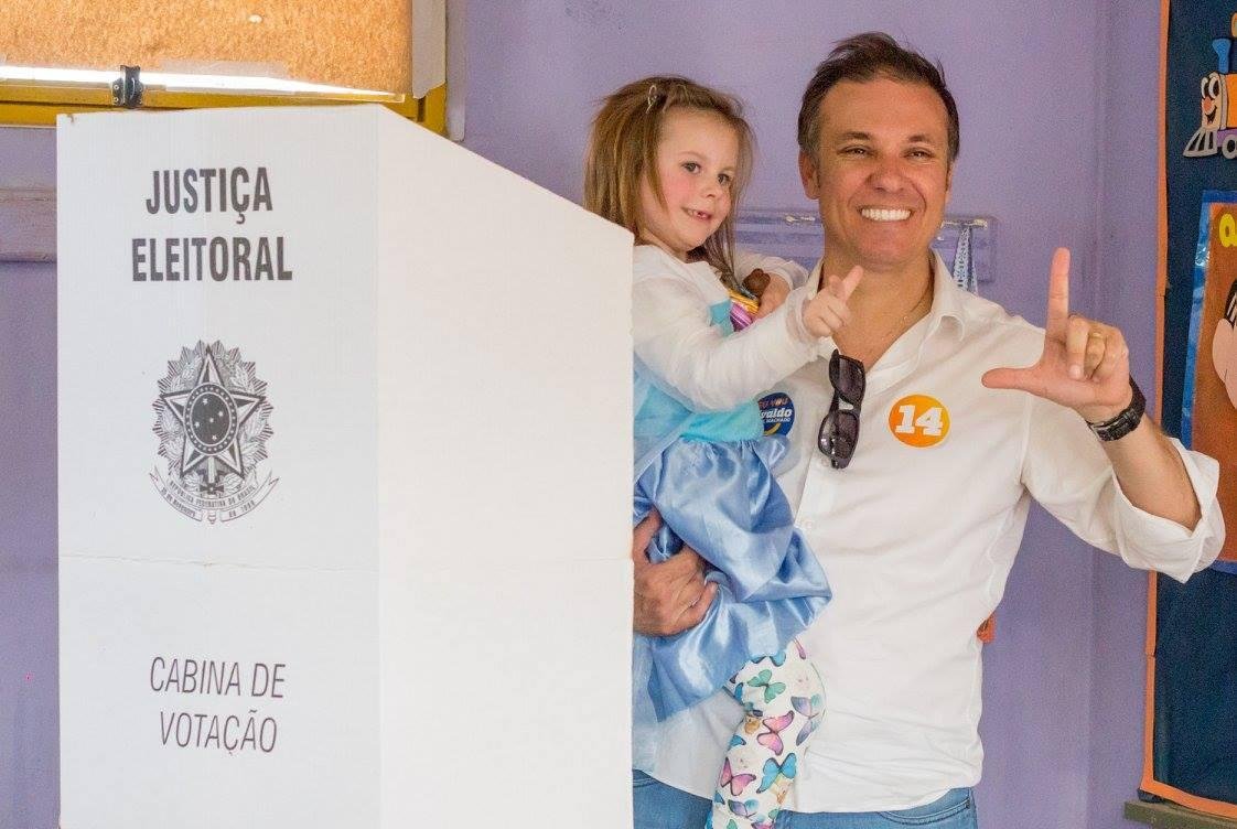 Candidato levou sua filha para vota&ccedil;&atilde;o neste domingo