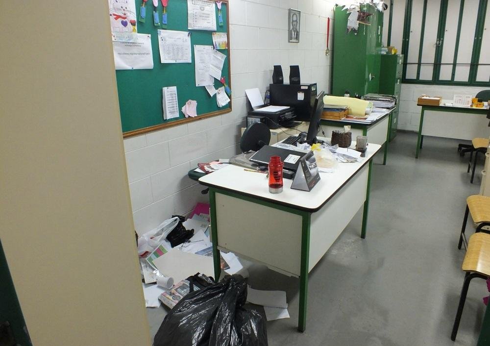 Al&eacute;m de levarem computadores, os respons&aacute;veis pelo crime espalharam documentos na sala
