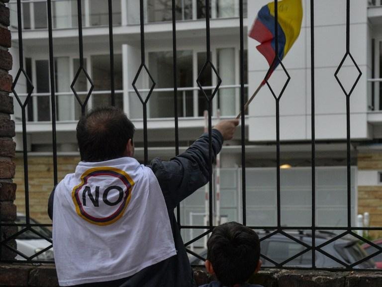 Alguns colombianos comemoram plebiscito que votou contra o acordo com a Farc 