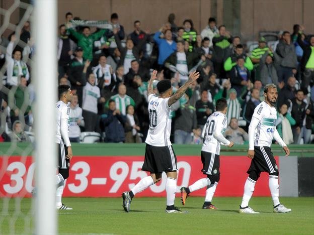 Equipe paranaense chegou ao 12&ordm; lugar e abriu seis pontos para o Inter, antes de confronto direto