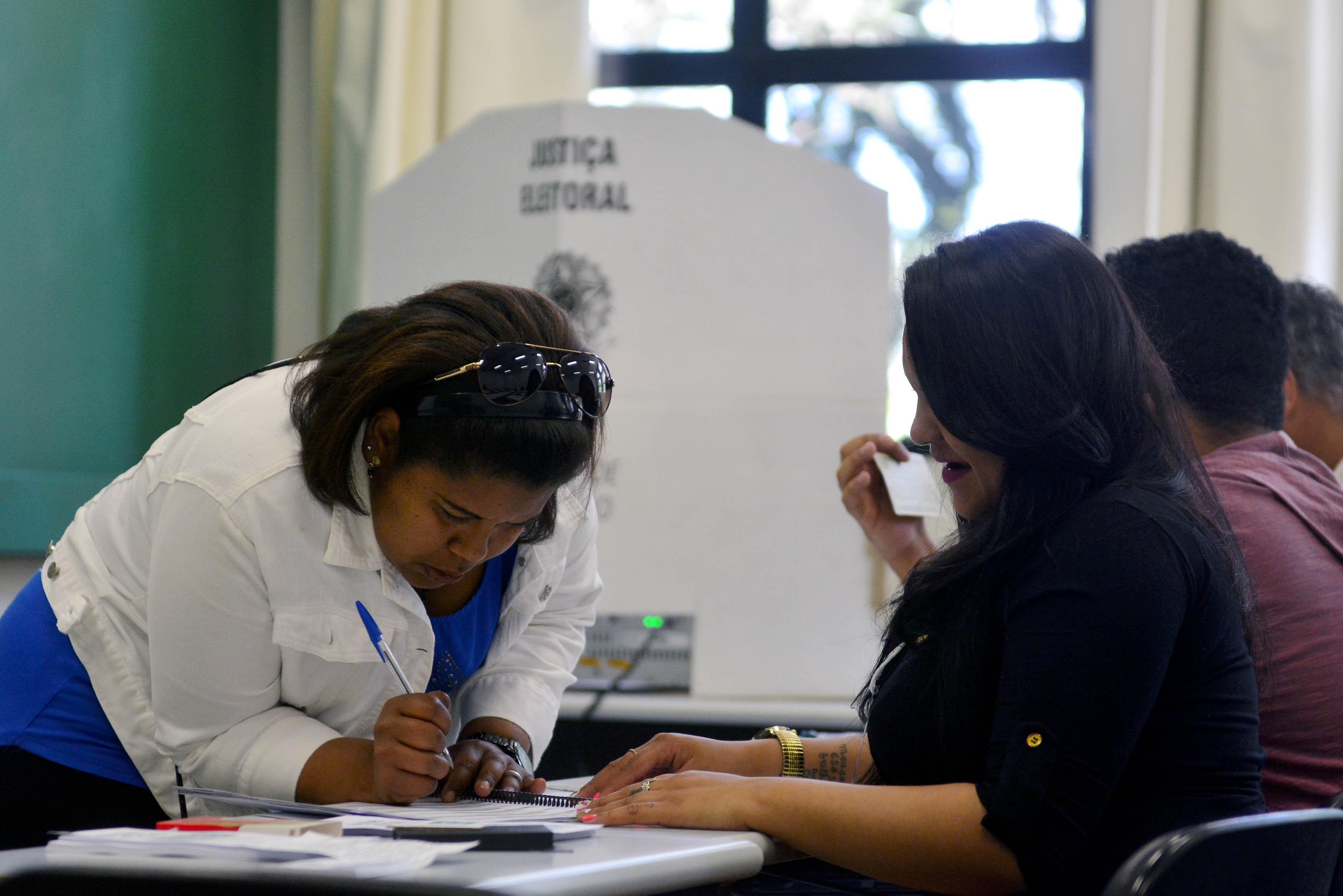 Urnas d&atilde;o recados gerais e dirigidos a partidos e pol&iacute;ticos