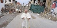 Papa faz visita surpresa a cidade italiana devastada por terremoto
