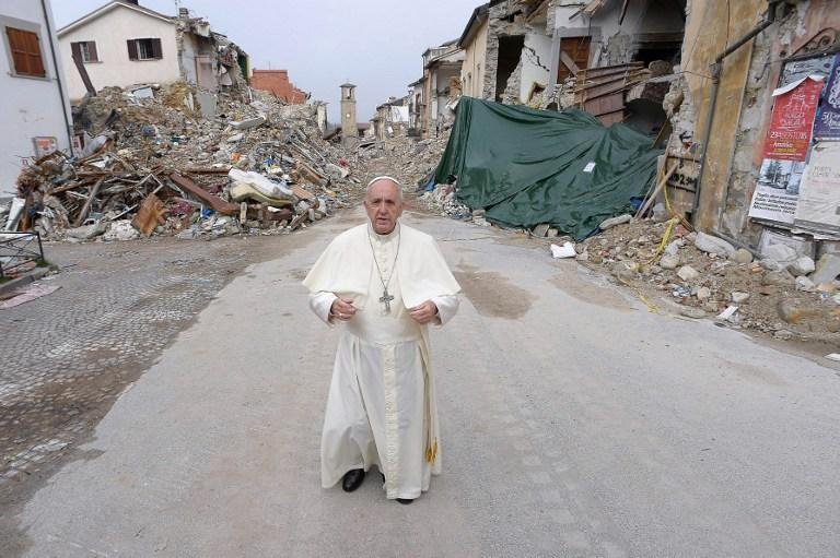 Papa faz visita surpresa a cidade italiana devastada por terremoto
