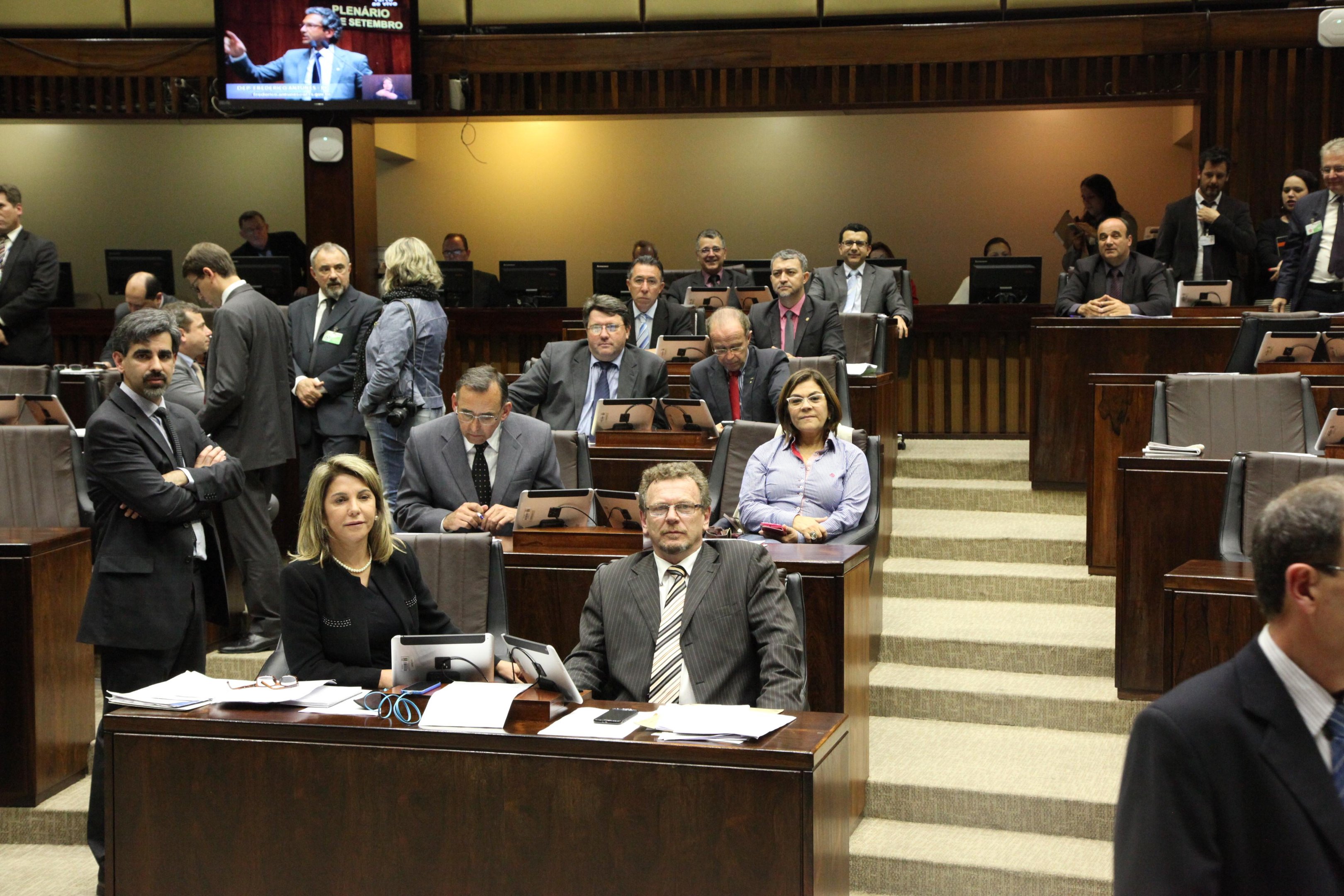 Vota&ccedil;&otilde;es devem ser retomadas nesta ter&ccedil;a-feira