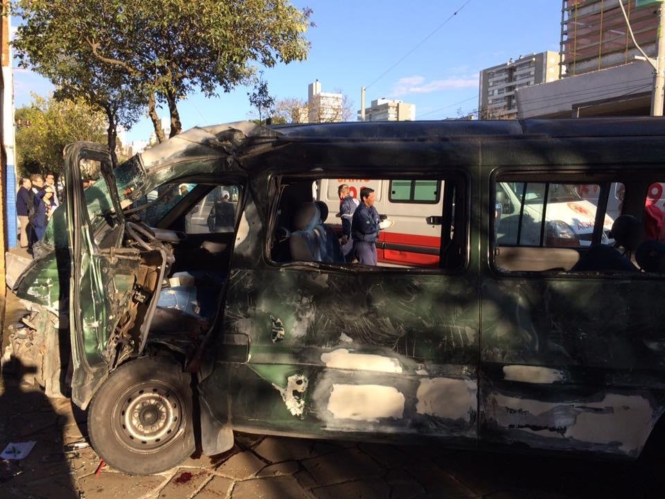 Colis&atilde;o entre van escolar e &ocirc;nibus deixa 12 feridos em Caxias do Sul