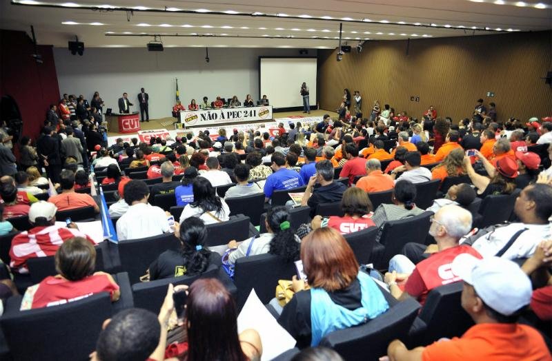 Oposi&ccedil;&atilde;o faz ato na C&acirc;mara contra PEC do Teto