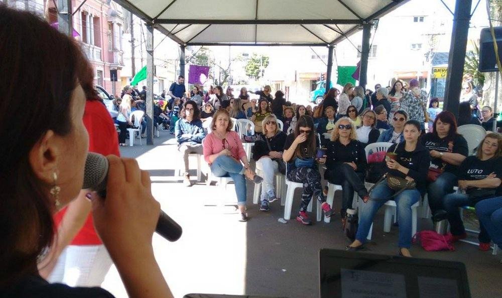 Categoria esteve mobilizada na Pra&ccedil;a do Imigrante, em frente &agrave; C&acirc;mara de Vereadores de S&atilde;o Leopoldo
