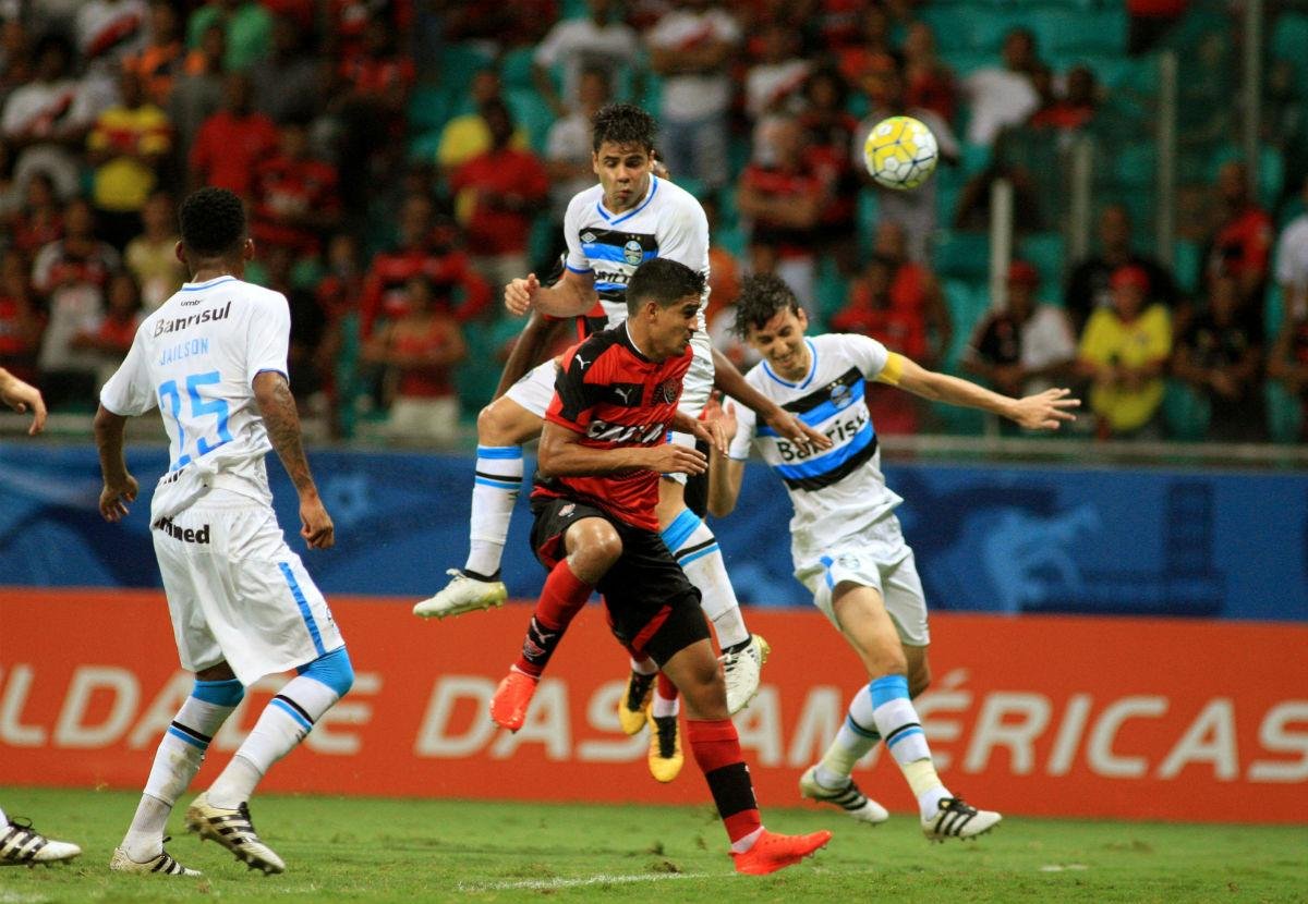 Geromel ressalta empenho do grupo contra o Vit&oacute;ria