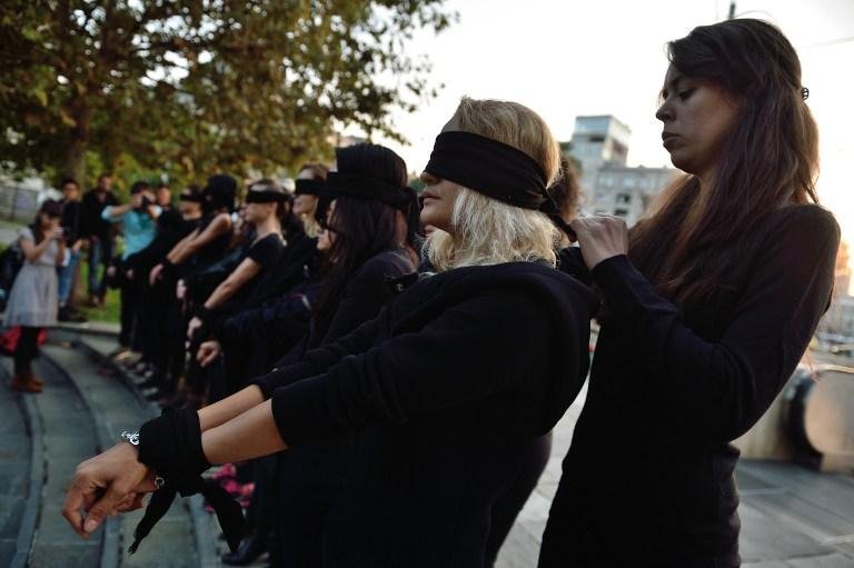 Ap&oacute;s protestos organizados por mulheres, texto foi rejeitado com diferen&ccedil;a de 294 votos