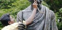 Gana vai transferir estátua de Gandhi por acusação de racismo