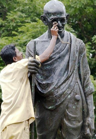Gana vai transferir est&aacute;tua de Gandhi por acusa&ccedil;&atilde;o de racismo