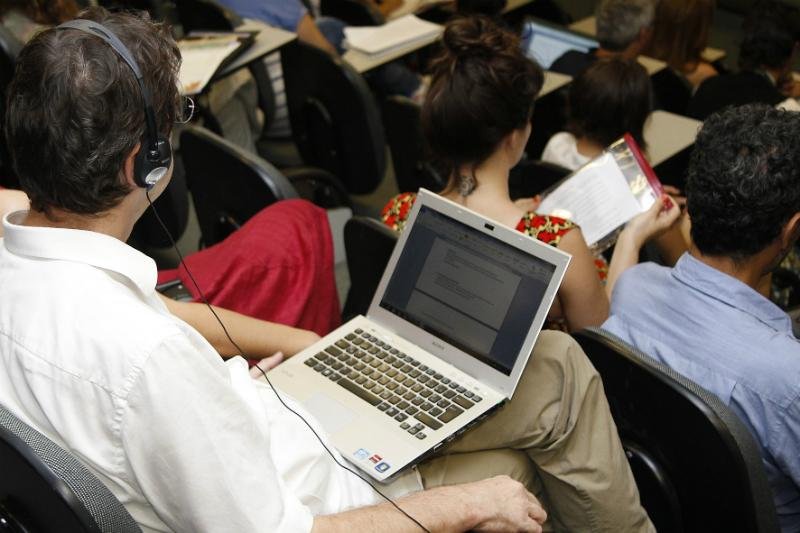 Cursos de licenciatura a dist&acirc;ncia aumentam e presenciais diminuem