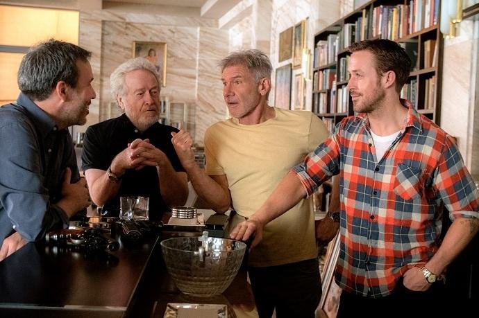 Produ&ccedil;&atilde;o estrelada por Ryan Gosling e Harrison Ford tamb&eacute;m ganhou imagens oficiais