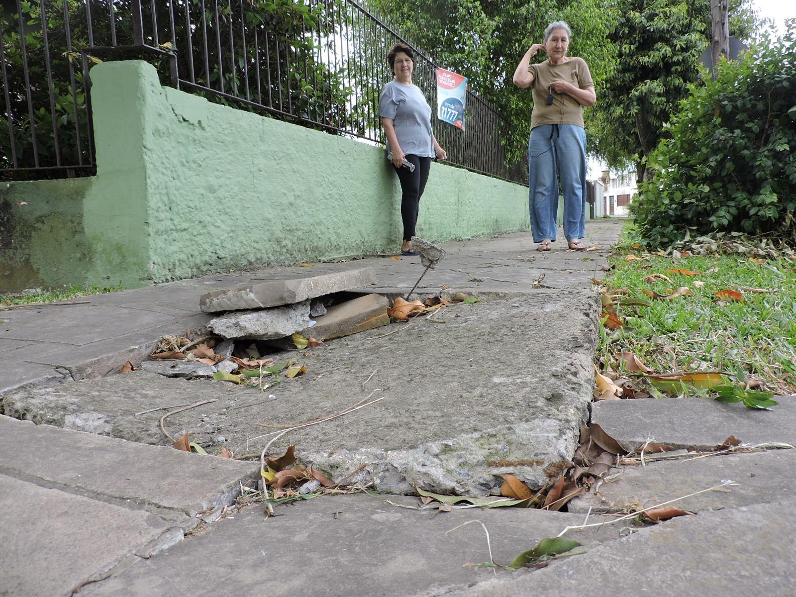 Idosa improvisou conserto em tampa de buraco