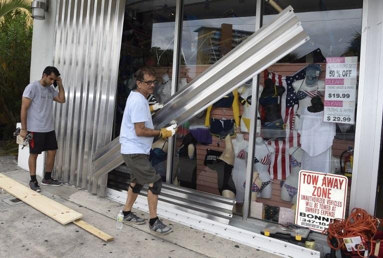 F&uacute;ria do furac&atilde;o Matthew inunda litoral e ruas da Fl&oacute;rida
