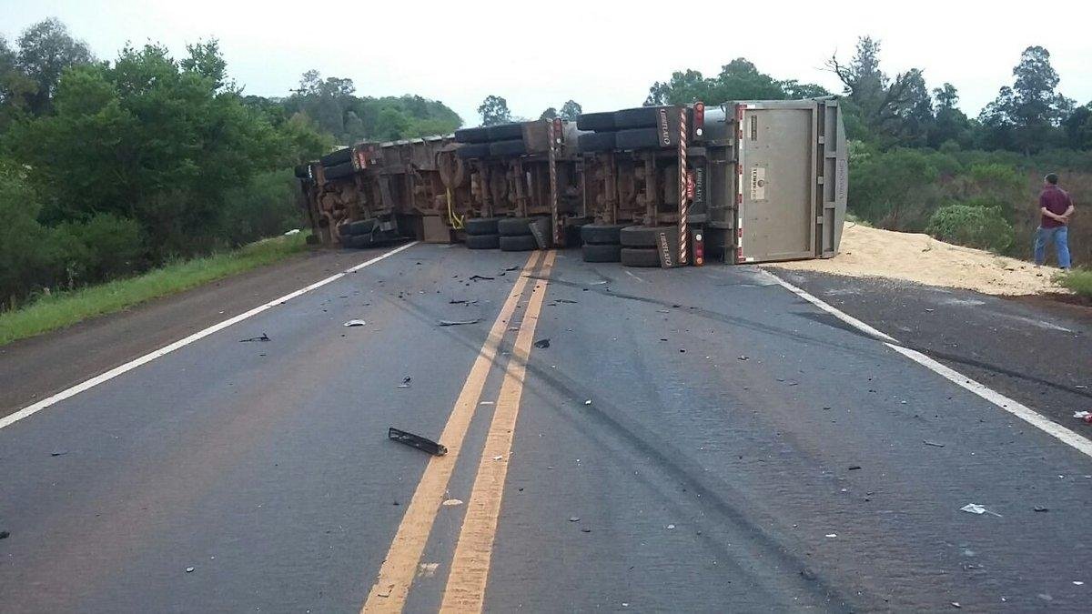 Colis&atilde;o entre carro e carreta carregada com milho ocorreu na madrugada deste s&aacute;bado