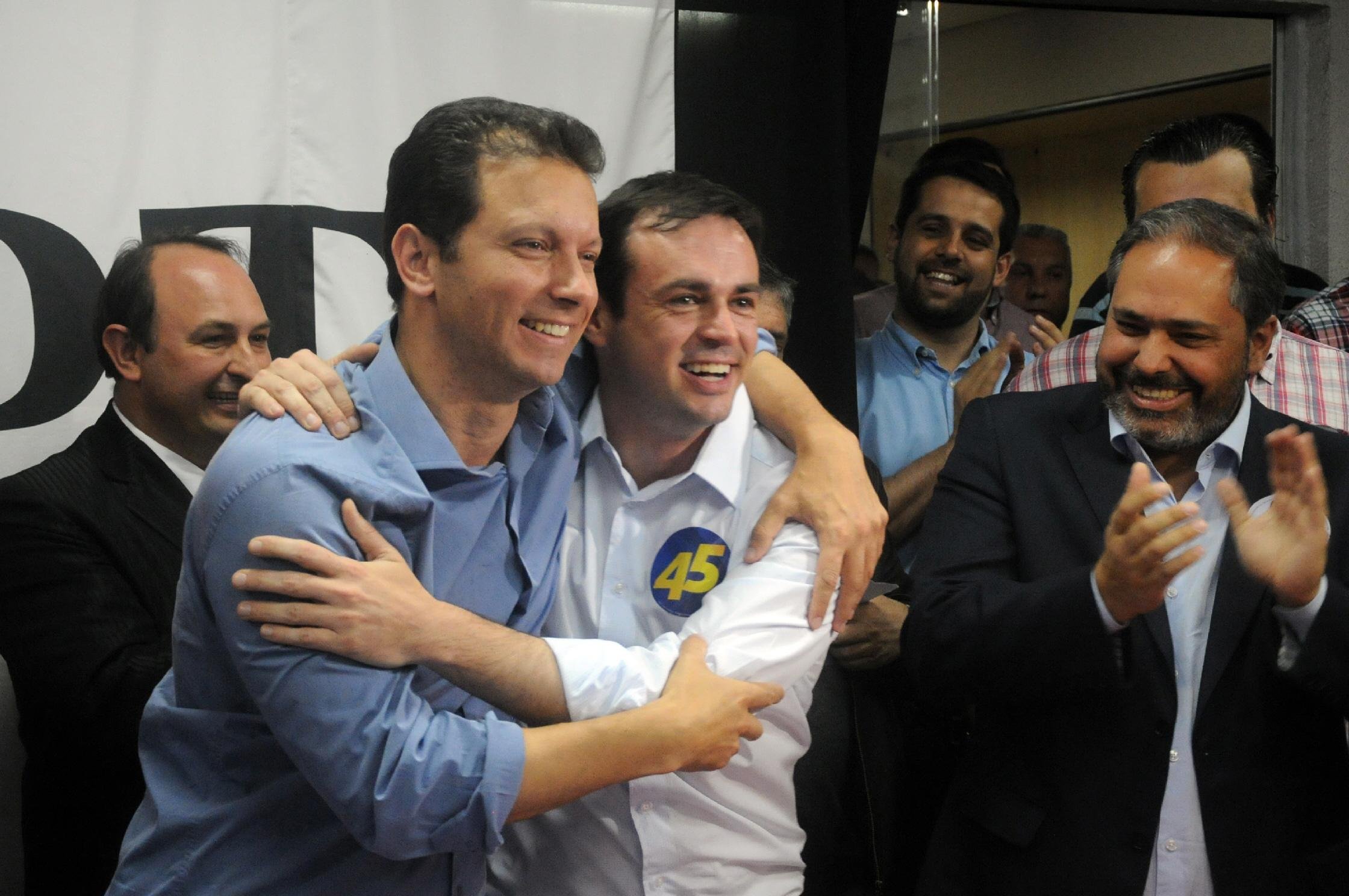 Abra&ccedil;o selou acordo na sede do PTB