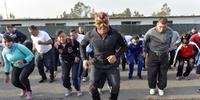 Policiais mexicanos treinam luta livre na Cidade do México
