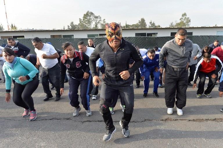 Policiais mexicanos treinam luta livre na Cidade do M&eacute;xico