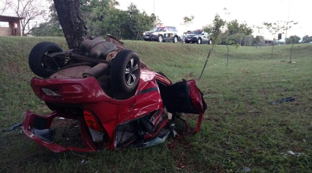 Motorista morre ao colidir carro contra &aacute;rvore em Estrela 