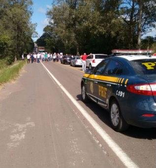 Protesto por mais seguran&ccedil;a bloqueia BR 290 em Eldorado do Sul 