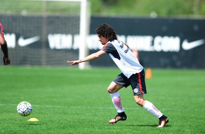 Vald&iacute;via pode tomar vaga no meio-campo do Inter contra Botafogo 