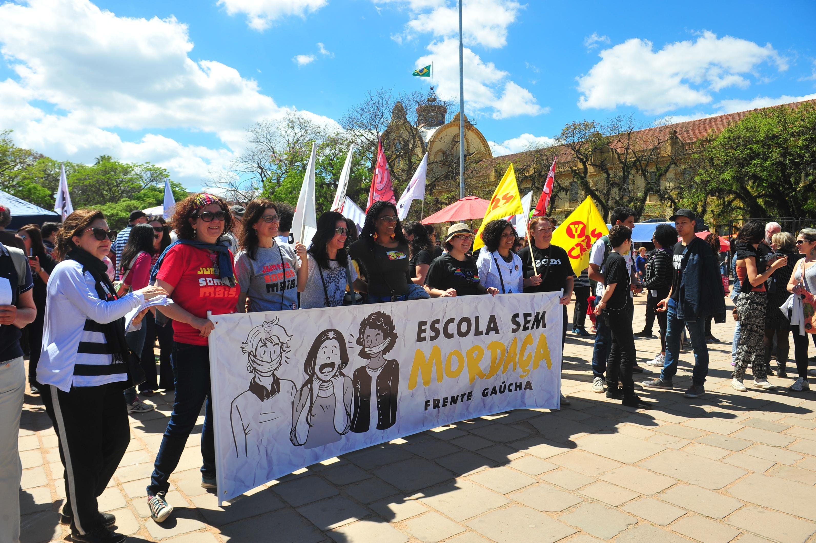 Programa Escola sem Partido &eacute; alvo de protestos em Porto Alegre