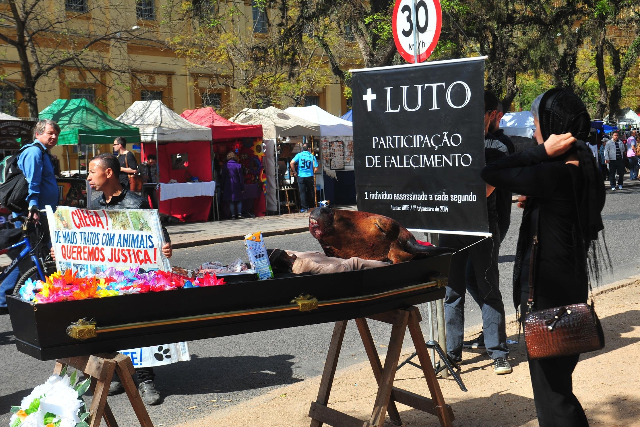 Manifesta&ccedil;&atilde;o fez um enterro simb&oacute;lico de uma vaca no Brique da Reden&ccedil;&atilde;o, em Porto Alegre