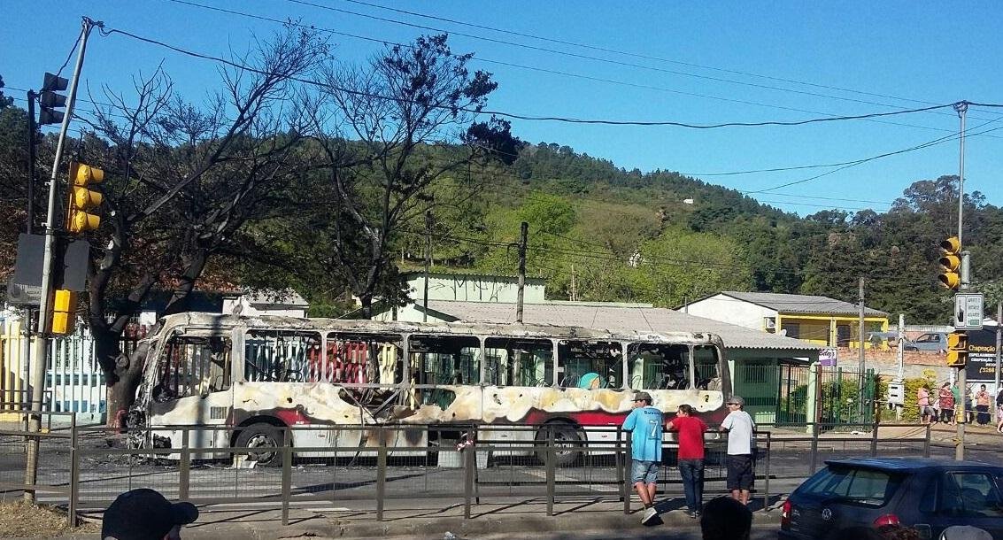 &Ocirc;nibus pega fogo na avenida Juca Batista, zona Sul de Porto Alegre