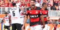 Flamengo goleia o Santa Cruz e continua na caça ao líder Palmeiras