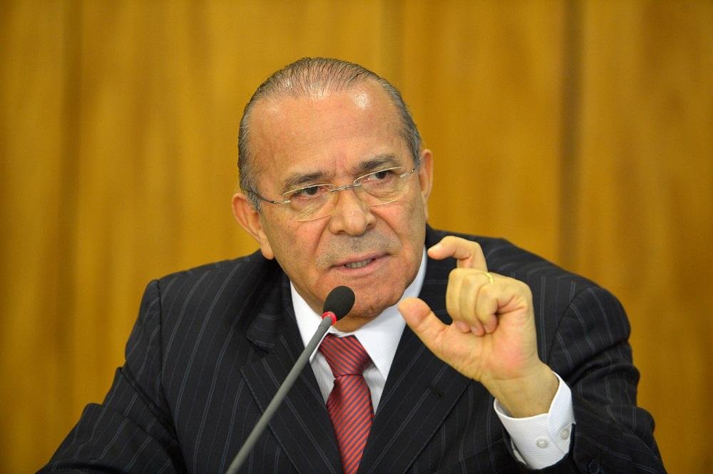 D&iacute;vida externa do Brasil deve ultrapassar PIB em 2022, projeta Padilha