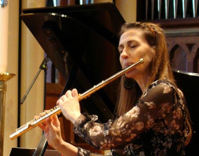 Elena Cecconi se apresenta com a orquestra no Sal&atilde;o de Atos da Ufrgs