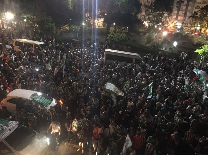 Torcida do Juventude tomou ruas de Caxias em comemora&ccedil;&atilde;o ap&oacute;s acesso