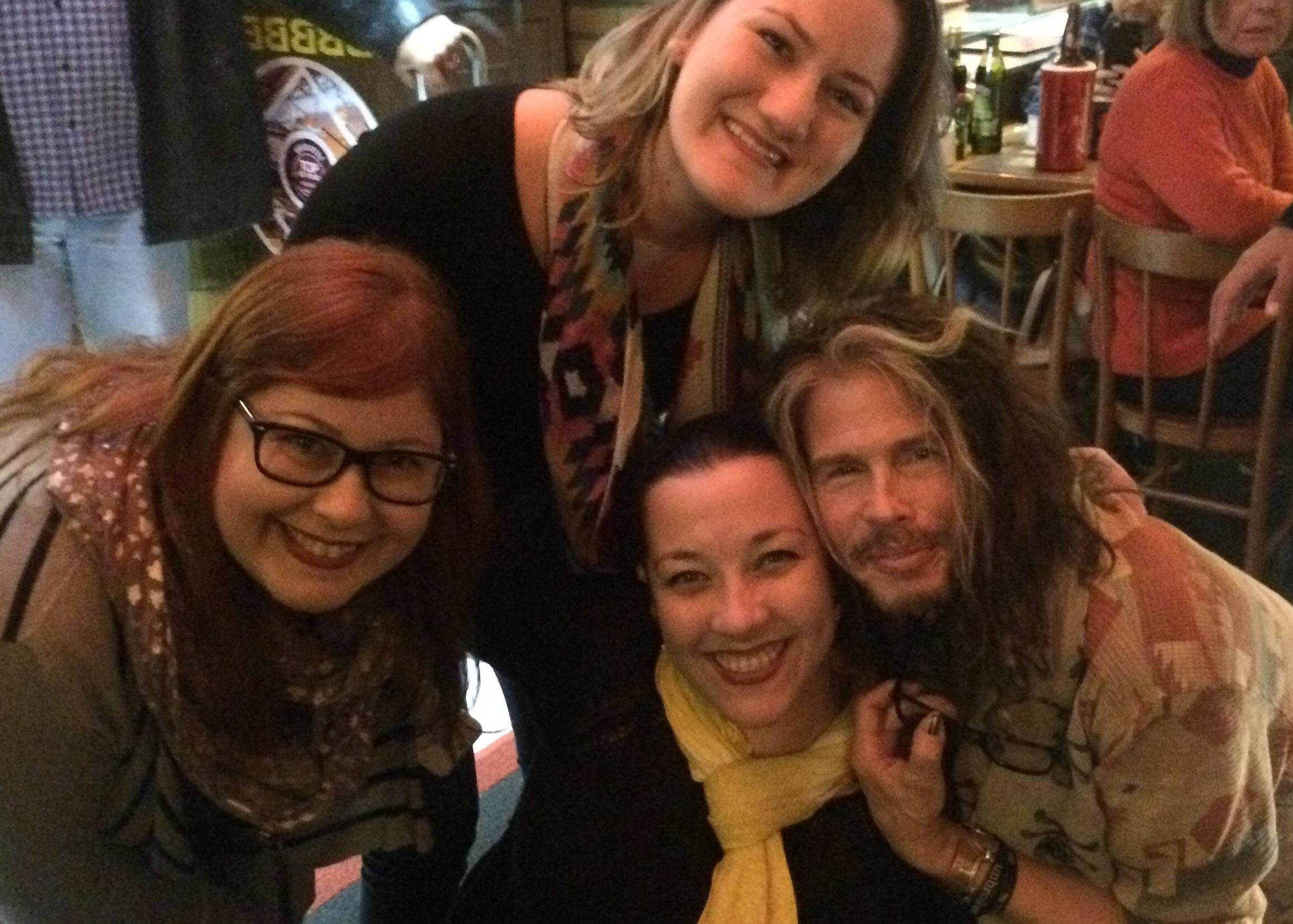 Vocalista do Aerosmith deu bastante aten&ccedil;&atilde;o e fez alegria de algumas f&atilde;s