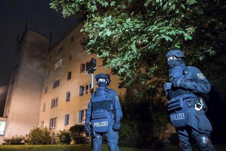Homem apontado como planejador de poss&iacute;vel atentado foi rendido por dois compatriotas e entregue &agrave; pol&iacute;cia
