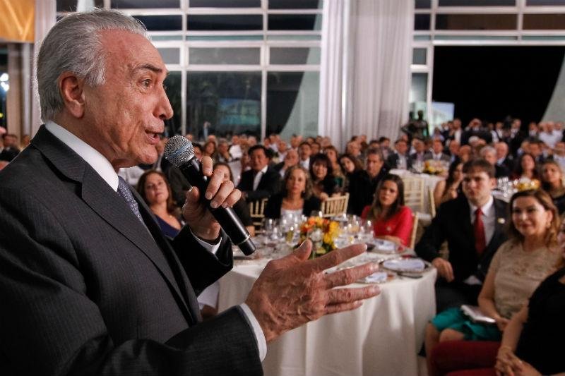 Padilha diz que Temer far&aacute; DR com aliados que votaram contra PEC 241	