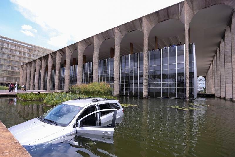 Carro cai no espelho dagua do Pal&aacute;cio Itamaraty nesta ter&ccedil;a-feira