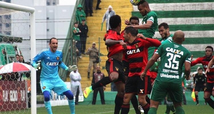 Thiego abriu o placar para a Chapecoense com um gol de cabe&ccedil;a