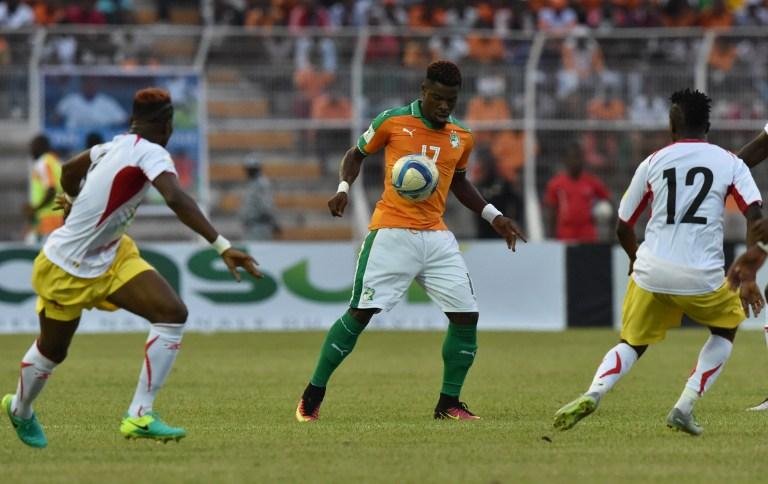 Lateral marfinense Serge Aurier do PSG salvou advers&aacute;rio que estava engolindo a lingua